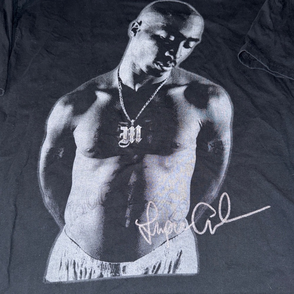 Vintage Tupac Makaveli tee 2X wearing "M" necklace‎ and embroidered autograph